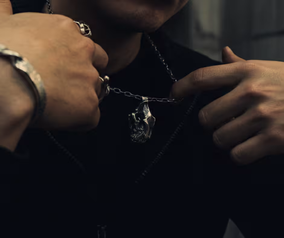 Narrativa visual Avalon: El Rito del Tiempo. Manos con pulsera en plata.