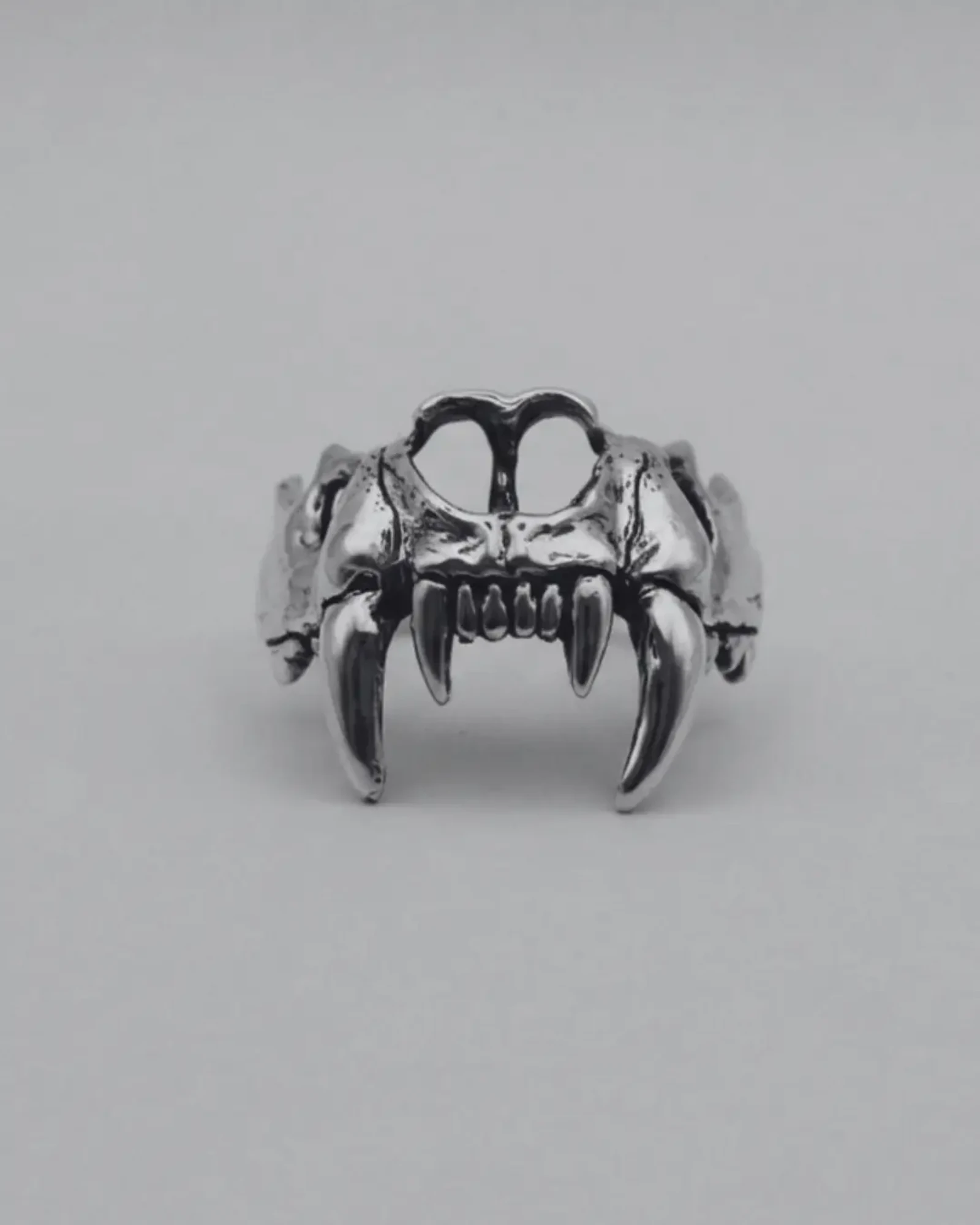 Anillo Half Jaw: Detalle escultórico en plata 925, colección Memento Mori